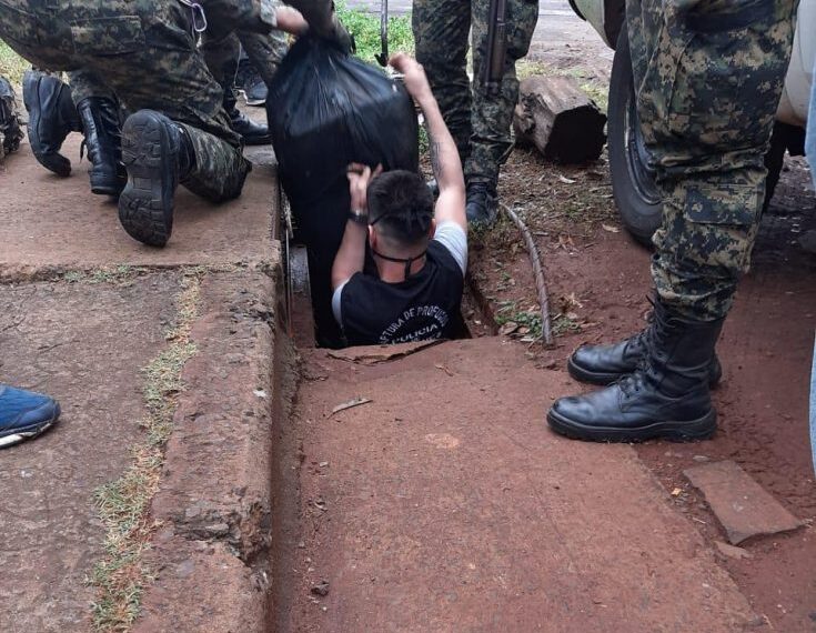 Hallan más de 275 kilos de marihuana en una alcantarilla de la Chacra 122