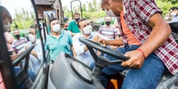 El Gobernador entregó tractores, subsidios y anunció obras en Tres Capones