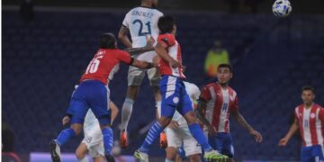 Argentina empató con Paraguay en un partido plagado de polémicas