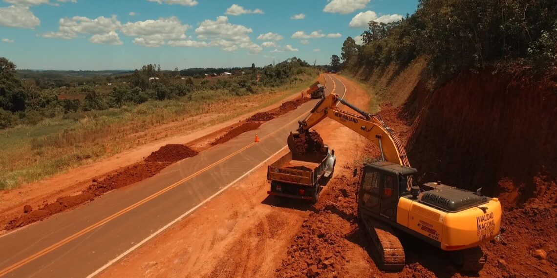 Realizan mejoras banquinas sobre ruta 101