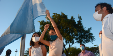 Alta en el cielo, de cada barrio misionero