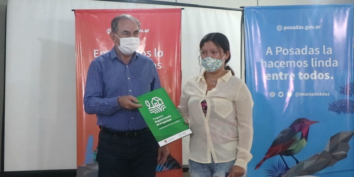 Familias del barrio San Lucas recibieron  títulos de propiedad