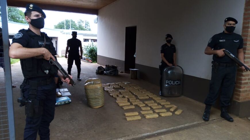 Incautaron más de 70 kilos de marihuana ocultos entre malezas