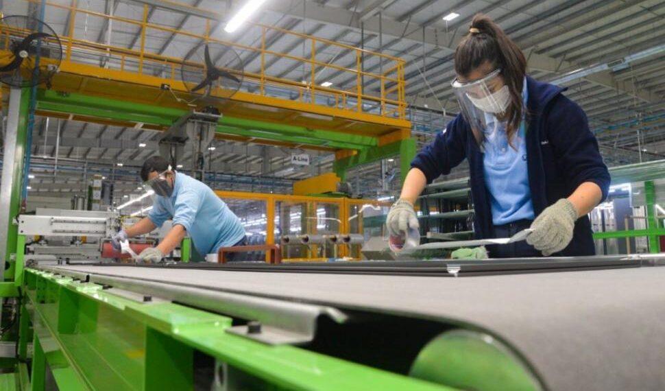 La actividad económica cayó 6,9 % interanual en septiembre y creció 1,9% respecto a agosto