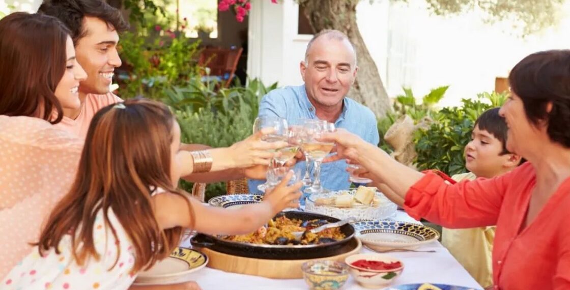 España limita la Navidad: reuniones familiares de seis personas y toque de queda