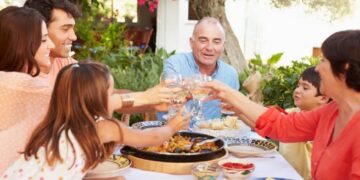 España limita la Navidad: reuniones familiares de seis personas y toque de queda