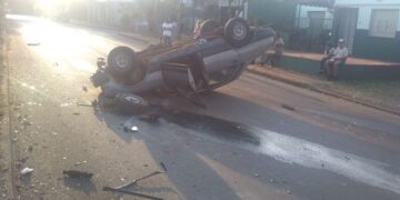 Un joven resultó con lesiones tras dormirse y despistar con su auto