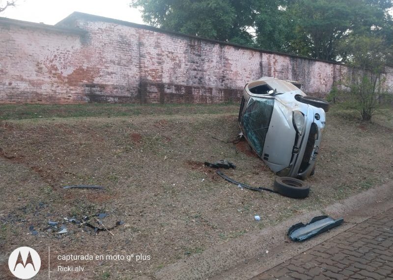 Despiste y vuelco en la vereda del cementerio municipal de Posadas