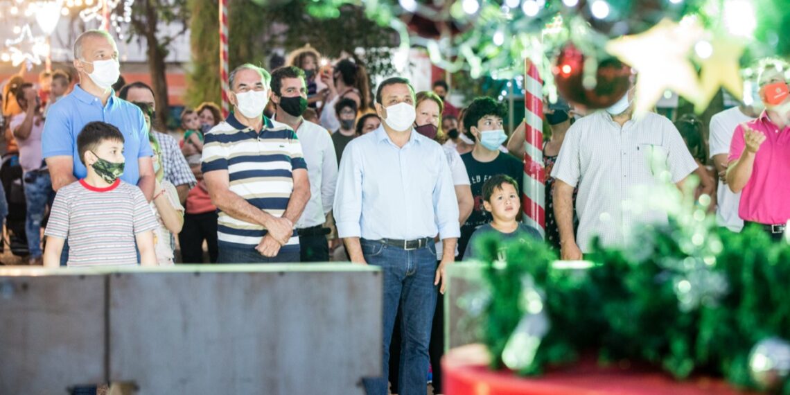 El Gobernador acompañó la ceremonia de encendido de luces de los árboles de Navidad de Posadas