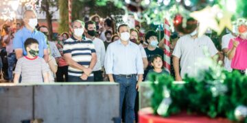 El Gobernador acompañó la ceremonia de encendido de luces de los árboles de Navidad de Posadas