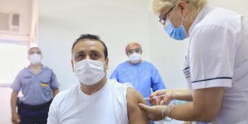 El Gobernador Herrera Ahuad se aplicó la vacuna contra el coronavirus