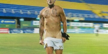 Escándalo en Paraguay por el polémico festejo del goleador argentino Raúl Bobadilla