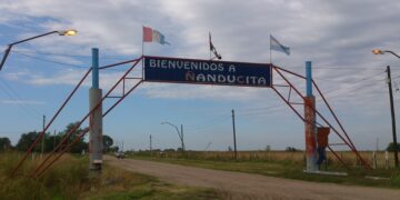 Dos mujeres a las piñas, disparos y 15 detenidos por un vitel toné