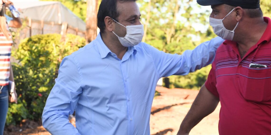 El gobernador entregó fondos a cooperativas y productores en el marco del programa Pisear