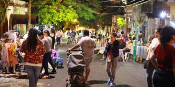 Domingo de “Compras Locas” en la Bajada Vieja