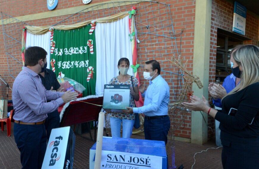 Entregaron máquinas e insumos a 22 emprendedores de nueve municipios misioneros