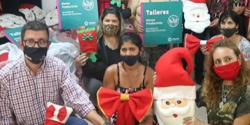 Emprendedoras entregaron adornos navideños para decorar el edificio municipal
