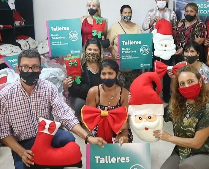 Emprendedoras entregaron adornos navideños para decorar el edificio municipal