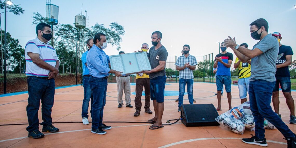 Herrera Ahuad inauguró un playón deportivo en Puerto Azara