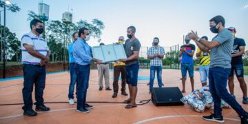 Herrera Ahuad inauguró un playón deportivo en Puerto Azara