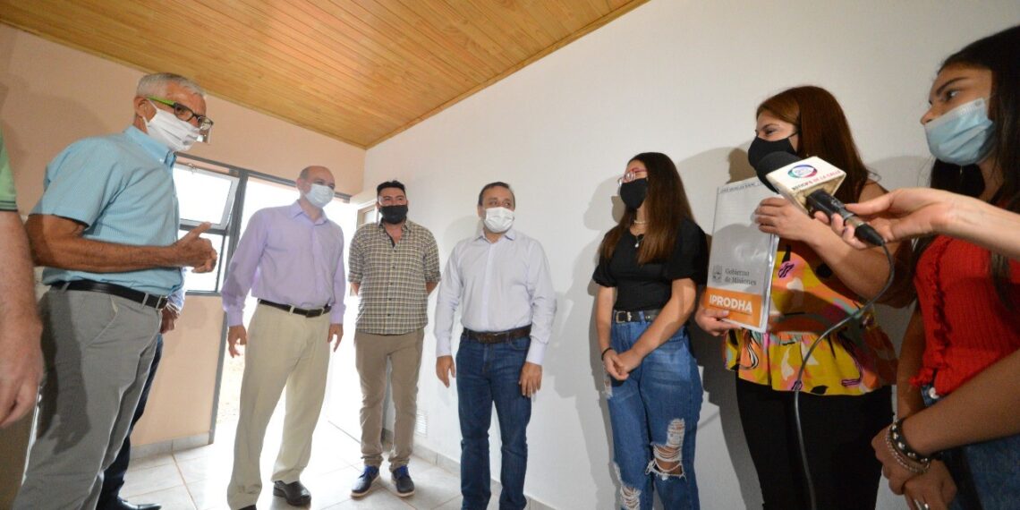 El Gobernador entregó 50 viviendas a familias de Itaembé Iguazú