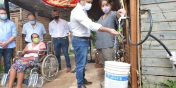 Herrera Ahuad inauguró  la red de agua potable en el barrio Las Tacuaritas de Posadas
