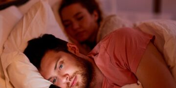 Condenan a un hombre por revisar el celular de su pareja