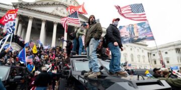 Violenta irrupción de simpatizantes de Trump al Capitolio dejó un saldo de cuatro muertos