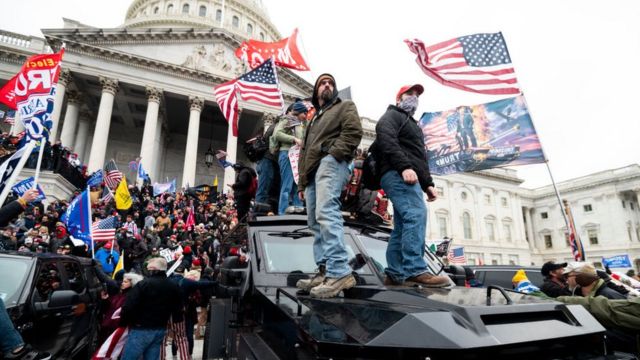 Violenta irrupción de simpatizantes de Trump al Capitolio dejó un saldo de cuatro muertos