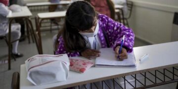 Fernández aseguró que el regreso a clases es “prioritario” y afirmó que se dará en marzo