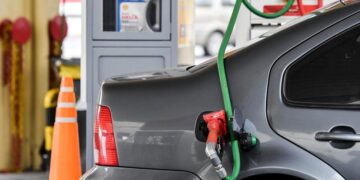 Postergan hasta mediados de marzo la suba en el impuesto a los combustibles