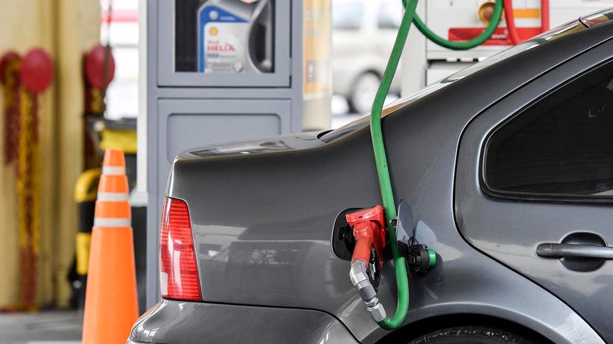 Postergan hasta mediados de marzo la suba en el impuesto a los combustibles