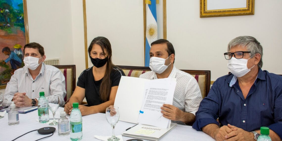 Herrera Ahuad firmó convenios para obras de agua potable para comunidades guaraníes