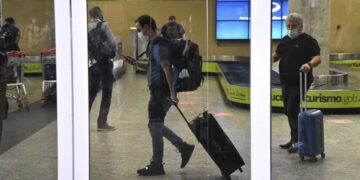 El Gobierno analiza medidas restrictivas en las fronteras y el pago de testeos por parte de turistas