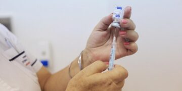 Vacunación docente: este miércoles comienzan a inmunizar a menores de 60 años