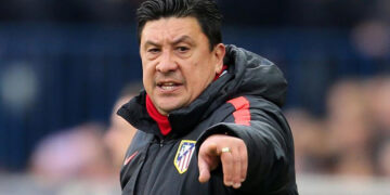 El “Mono” Burgos llegó a Argentina y este viernes debutará como entrenador de Newell’s ante Unión