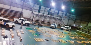 Incautan cerca una tonelada de marihuana y detienen a dos hombres