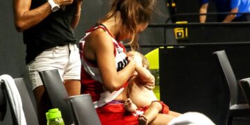 Una jugadora de básquet amamantó a su hija en pleno partido y la imagen se hizo viral