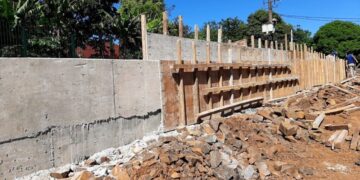 Avanza la construcción del muro de contención sobre la avenida Martín Fierro de Posadas