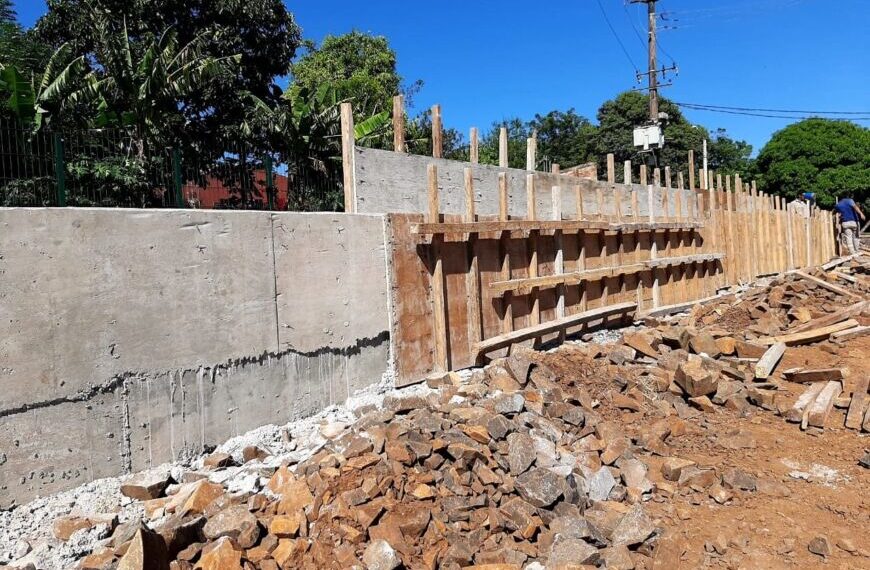 Avanza la construcción del muro de contención sobre la avenida Martín Fierro de Posadas