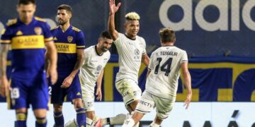 Con un gol sobre la hora, Talleres venció a Boca en la Bombonera