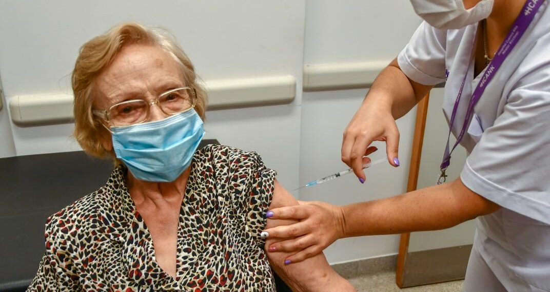 La vacunada número 1 millón en la Argentina es una mujer de 90 años