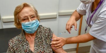 La vacunada número 1 millón en la Argentina es una mujer de 90 años