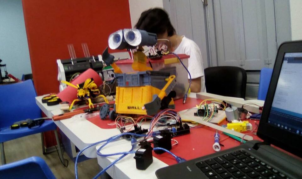 La Escuela de Robótica sumará 34 espacios makers en toda la provincia