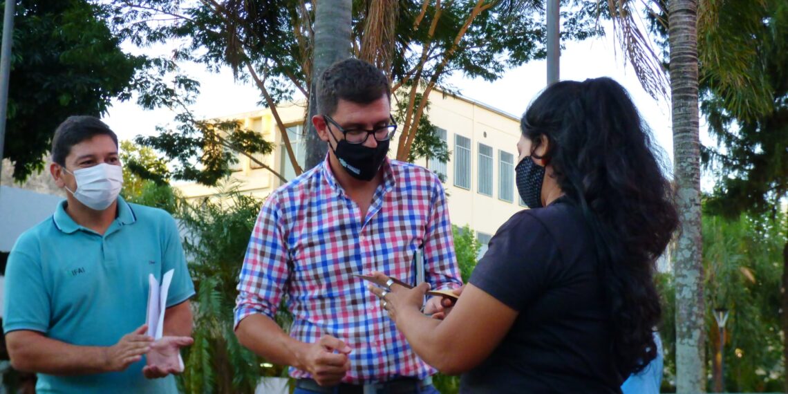 Entregaron asistencia financiera para artesanos locales