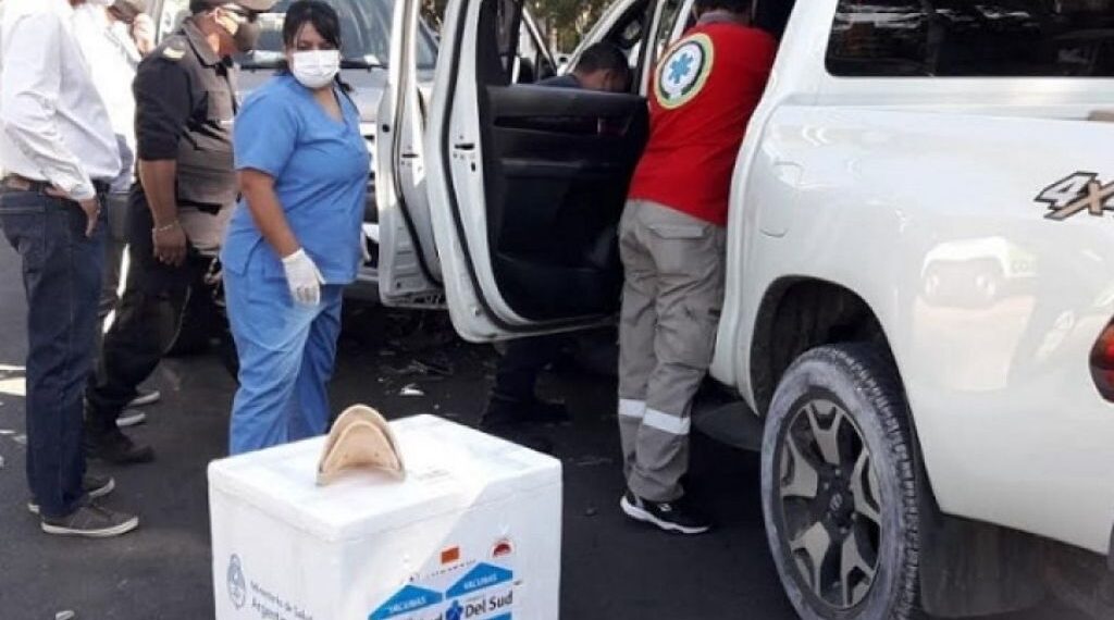 Escándalo en Corrientes: el ministro de Salud llevaba vacunas contra el Covid-19 y chocó