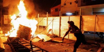 Disturbios en Paraguay durante una masiva protesta contra el presidente Abdo Benítez: una persona murió y otras 18 resultaron heridas