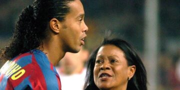 Ronaldinho estaría consumiendo mucho alcohol tras la muerte de su madre