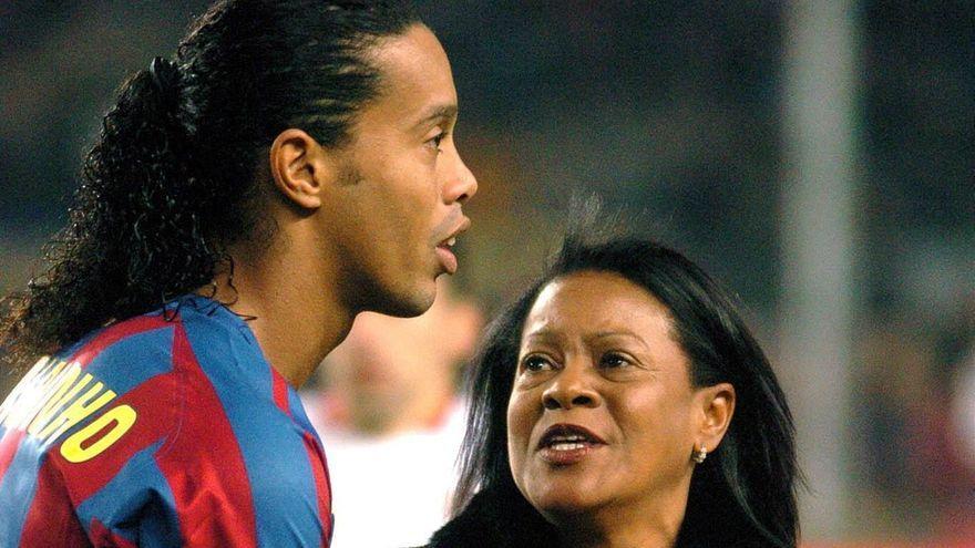 Ronaldinho estaría consumiendo mucho alcohol tras la muerte de su madre