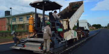 Avanzan los trabajos de asfalto sobre la avenida Andresito